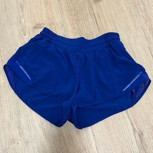 “Larkspur” Hotty Hot Lululemon Low-Rise Lined Short 2.5”
